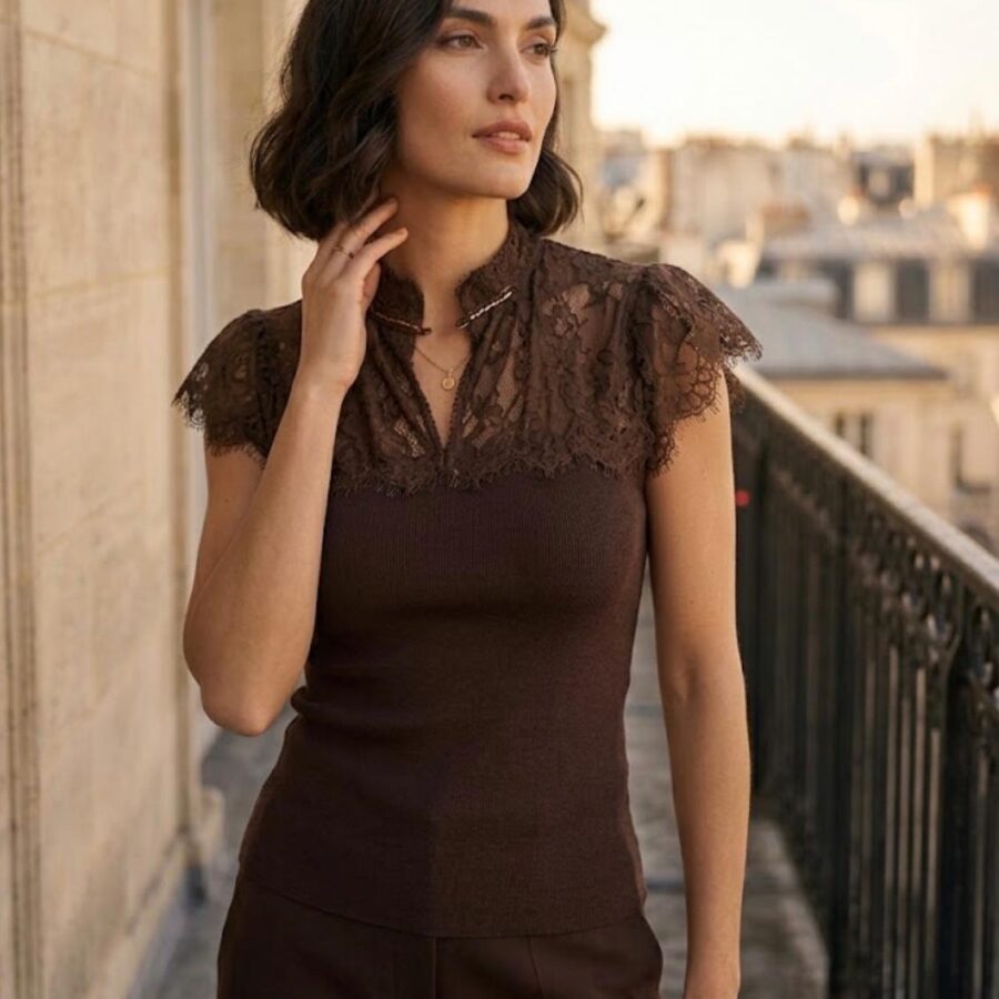 Camiseta marron con una sutil transparencia